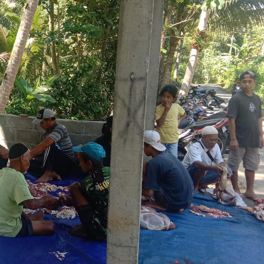 Kegiatan Penyembelihan Hewan Kurban di Padukuhan Clawer Dihadiri Lurah Pengasih