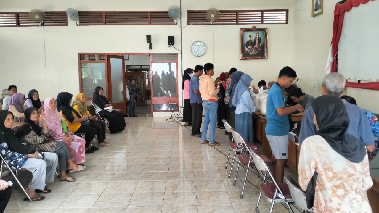 Penyaluran Bantuan Pangan Nasional di Kalurahan Pengasih Berjalan Lancar